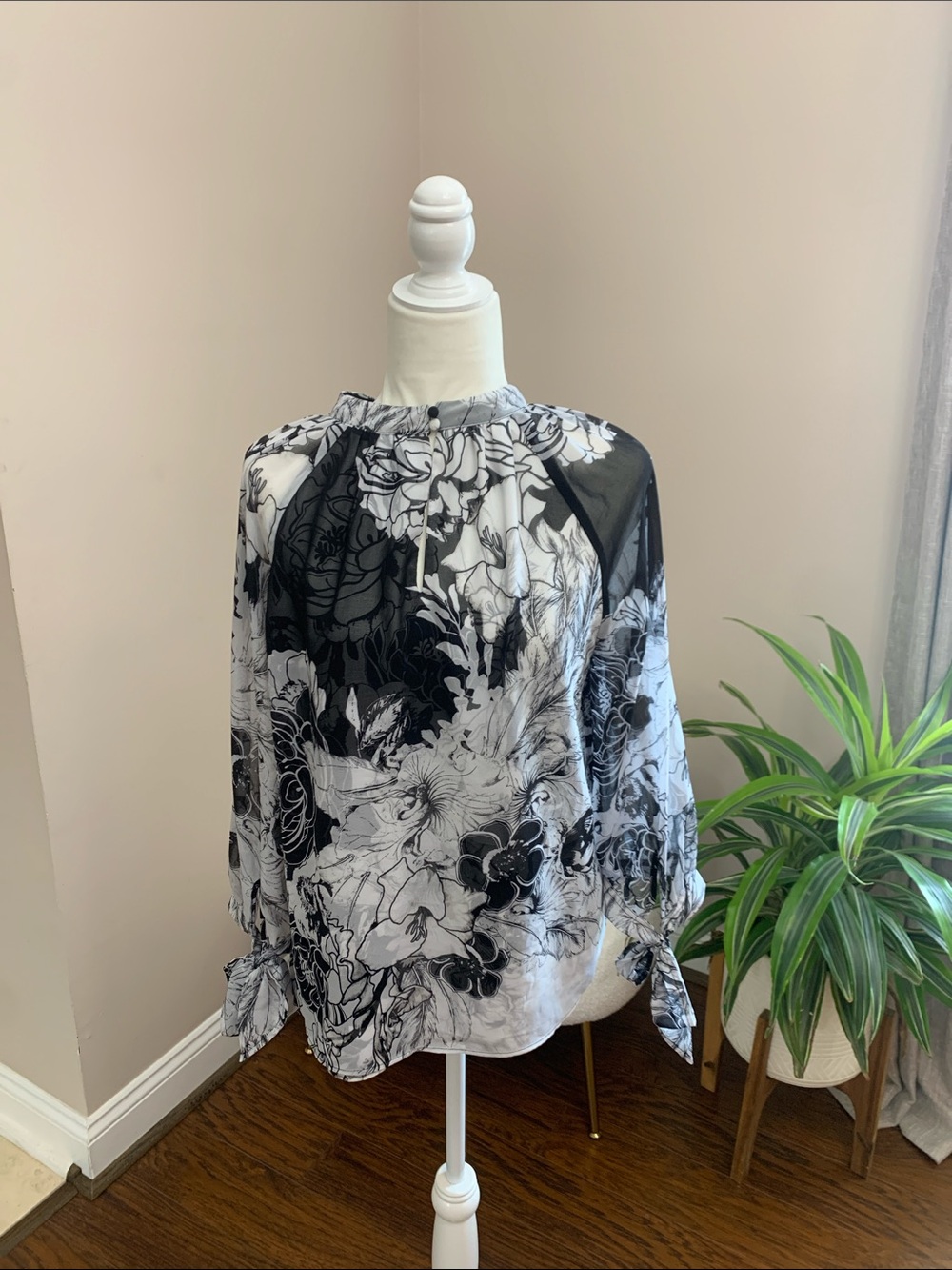 White House Black Market Black and White Floral Tie-Sleeve Blouse. B51